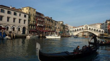 En ce mois de février, partons pour l'Italie découvrir les ruelles de Venise. La place St-Marc, la basilique St-Marc, le Palais des Doges, l'église Santa Maria della Salute et tant d'autres merveilles à découvrir... 