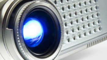 Naguère réservé à un usage professionnel, le vidéo-projecteur est désormais devenu un accessoire très accessible et répandu dans les magasins grand public.
