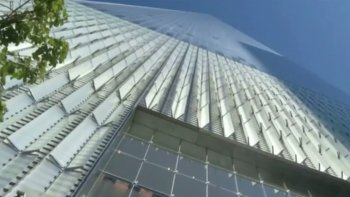 En ce début de semaine, le plus haut gratte-ciel de New York ouvre enfin ses portes. Plus de 13 ans après la destruction des tours jumelles, le One World Trade Center a accueilli lundi ses premiers locataires. 