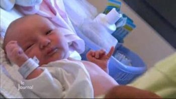 La maternité de Mayotte détient le record de France du nombre de naissances. Beaucoup de femmes de l’île et des îles voisines viennent y accoucher, mais cela ne semble pas un avantage tant le manque de place pose problème et engendre des risques pour les mères et les nouveau-nés.