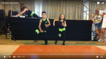 Si j'avais leur age ça me plairait, il faut commencer très jeune...
--
Dansons avec les minis stars, ils sont trop mimis les petits loulous
Les stars de demain.