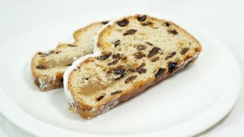 Petits conseils du Chef : j'ai oublié de dire : mettre les oeufs entiers après le beurre excusez moi. Ceux sont des proportions pour deux stollens alors la moitié pour une merci.