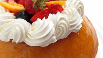 On craque toujours pour le savarin, qui défie le temps.