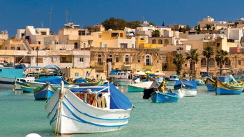 Recevez gratuitement un roman chez vous, répondez aux questions après la lecture et gagnez peut-être un voyage inoubliable sur les
lieux de l’intrigue !