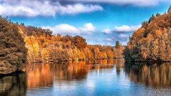 une saison douce, propice aux promenades à travers de somptueux paysages au couleurs sublimant tout.