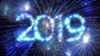 Bonjour à tous !
Voici notre sélection de cartes de vœux créées spécialement pour le Nouvel An 2019. Vous pouvez les personnaliser en écrivant un message que vous pouvez ensuite envoyer à vos proches par e-mail. Ils les recevront instantanément. Pour envoyer une carte, c'est très simple : cliquez sur l'image et suivez le guide ! 
Bonne année à tous et à très bientôt sur Ordissimo !