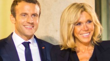 Suite à une chute sur un bateau, Brigitte Macron, épouse du chef d'Emmanuel Macron, est apparue ce samedi 17 août avec le bras droit en écharpe. En vacances dans le Var, le couple présidentiel s'était offert un bain de foule au fort de Brégançon. Dans une robe blanche signée Louis Vuitton, à manches courtes, Brigitte Macron est apparue blessée. D'après le journal du dimanche, elle "s’est luxé l’épaule lors d’une chute sur un bateau vendredi». La photographe officielle du Président de la République Française, Soazig de la Moissonniere a partagé un cliché complice et tendre du couple présidentiel. On y devine le président de la République enlaçant son épouse avec les lanières de son écharpe d'immobilisation.
