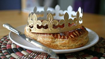 la galette des rois fourée a la frangipane est toujours appréciée