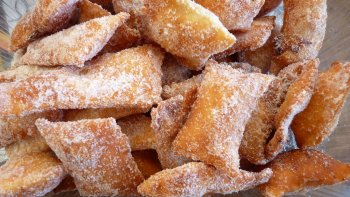 les petits et grands gourmands attendent avec impatience, alors on met la main a la pâte.