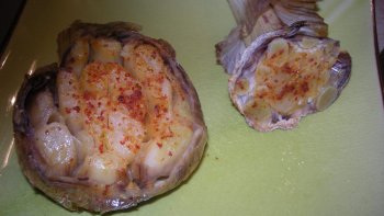 Il devient ainsi crémeux et il peut se tartiner. Il peut être ajouté et servi avec une viande d'Agneau rôti.