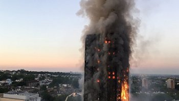 C'est un véritable miracle qui s'est produit à Grenoble à la fin du mois de juillet. Sofiane, 10 ans, et de Soleiman, 3 ans, ont été sauvés par des jeunes durant un violent incendie.
En effet, les deux enfants étaient enfermés dans leur appartement alors que le père était au travail et que la mère faisait de rapides courses. Les pompiers tardant à arriver, les jeunes du quartier ont d'abord essayé de casser la porte avant de se rendre compte que c'était impossible. Ils sont alors redescendus et ont demandé aux enfants de sauter du 3eme étage pour les rattraper une quinzaine de mètres plus bas en tendant les bras. Les deux enfants sont sains et saufs et les parents sont entendus par la police.