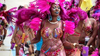 Département Français situé en Amérique du sud...
83.846 kms2. 
Principales villes : Cayenne avec 55 817 habitants, Saint Laurent du Maroni  avec 44.168 habitants et Kourou avec 25.168 habitants.