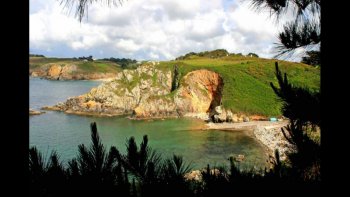 le cap Sizun est l'extremité occidentale de la Cornouaille, au sud ouest du Finistère en Bretagne. Plusieurs petits ports "abris " vous feront rêver...
Parcourons ensemble cette côte sauvage, amarrons notre bateau dans un de ces petits 
refuges, loin de la foule pour éviter la houle...