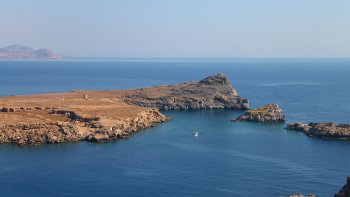 On l'appelait la " SEPTIEME MERVEILLE DU MONDE " et représentait
APOLLON à l'entrée du Golfe de RHODES, ILE DE LA MER EGEE.