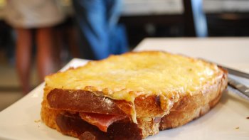 Non, non, ce n'est pas bon... Mais très, très, très Bon !!! , avec du pain rustique , son parfum d'oignons caramélisés et son fromage à raclette fondant.