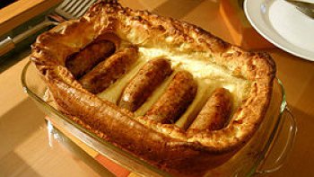 Plat typique Anglais, qui date depuis 1861, et la ressemblance du plat avec un crapaud passant sa petite tête hors du trou lui à donné son nom quelque peu inhabituel.