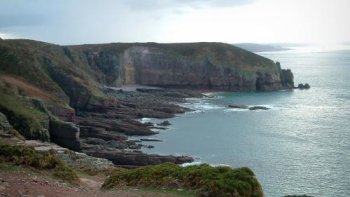 Continuons, à longer nos jolies côtes de FRANCE, et celle-ci avec son
nom de fabuleuse pierre, est une de celles que nous préférons, ********