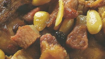 La viande est plus ou moins présente dans les pots et a donné les expressions qu'on connait aujourd'hui : à la fortune du pot (selon ses moyens ). pas de pot ( pas de chance, rien à manger )....Recette qui montre toute la modernité de la cuisine Médiévale.