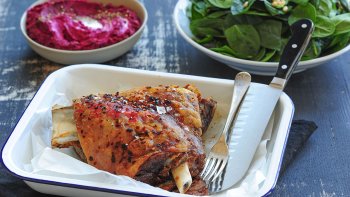 Une délicieuse épaule d'agneau confite aux épices de Noël avec l'accompagnement de pommes duchesses maison. Si vous n'avez pas encore trouvé votre repas du 25 Decembre, pourqoi ne pas opter pour cette recette ?