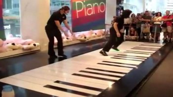 Jouer au piano avec des pieds ? Impossible ? Ces deux femmes très talentueuses nous prouvent le contraire en jouant sur un piano géant.