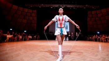 Nous avons tous sauté à la corde... Mais jamais comme cela sur une air de czardas ! Une danse endiablée !