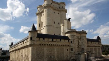 Le château de Vincennes est une forteresse située à Vincennes à l’est de Paris érigé du XIVe siècle au XVIIe siècle.