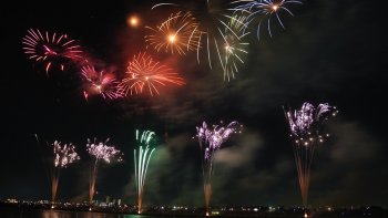 Notre ordissinaute Poupette nous régale une nouvelle fois avec de nouveaux feux d'artifice, probablement le plus beau de cet été.