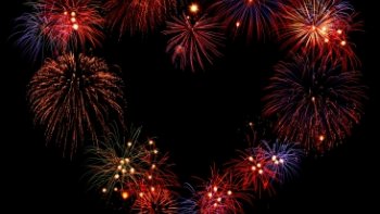 Notre ordissinaute Poupette nous partage une série de magnifiques feux d'artifice ! Après le succès de la première vidéo, en voici une deuxième avec une autre musique. Bon visonnage :)