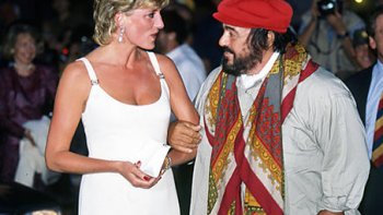 Au début des années 1990, Luciano Pavarotti croise pour la première fois la route de Lady Di...