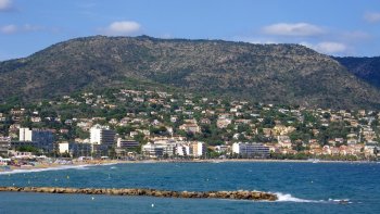 "merci à Victoria qui, depuis le Lavandou, m'a envoyé ces belles images que je partage avec vous...

Le Lavandou vous propose de nombreuses balades à faire, à pied, en vélo, en famille, ou en couple, ou même entre amis.
Amoureux de la nature, des beaux paysages, c'est par ici...
Découvrez les balades côté mer et côté terre à faire au départ du Lavandou.
