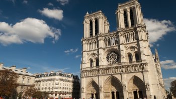 Notre-Dame de Paris est l'une des cathédrales les plus connues au monde. Elle est située sur l’île de la Cité, dans le 4e arrondissement de Paris. Sa façade occidentale domine le parvis Notre-Dame sur la place Jean-Paul-II.