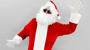 Un mois vient de s'écouler depuis Noël mais l'esprit de Noël est toujours là, avec cette vidéo insolite ! Le Boy's Band de Noël ! Combien d'hommes voyez-vous danser ?