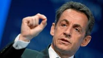 Qui l'aurait cru ? Nicolas Sarkozy, l'ancien chef de l'État, serait tatoué au niveau du poignet !
anecdote surprenante, n'est-ce pas ?