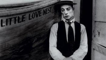 Buster Keaton est un célèbre acteur, réalisateur et producteur de films burlesques. Il est né en 1885 et il est mort en 1966 à l'âge de 70 ans. Voici son film de 1920 intitulé "L'épouvantail". Nous apprécions ce film quasiment 100 ans plus tard !