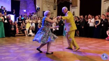 ON NE  PEUT QU'AMIRER  ET SUIVRE LA CADENCE