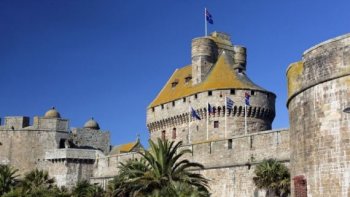 Au pays des MALOUINS, patrie de J. CARTIER, DUGUAY-TROUIN,
SURCOUF, CHATEAUBRIAND,  à l'embouchure de la RANCE,  une
" ILE entourée de beaux remparts "