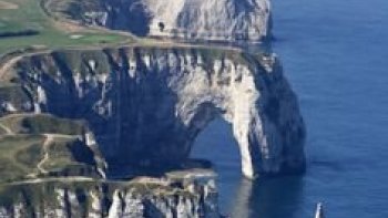 ETRETAT ( LE TILLEUL ) une plage qu'il faut aller chercher, une balade
qui nous fait traverser, forêt, lande et enfin la découverte. Certes, je n'ai
vu personne s'y baigner, mais quelle beauté sauvage du paysage sur la
COTE D'ALBATRE.