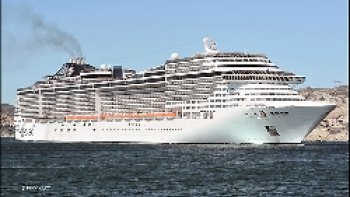 Capri : Pour sa beauté, elle est un lieu de villégiature dès l'époque Romaine. Elle est situé dans le Golfe de Naples et le Golfe de Salerne. Savant mélange de mer et montagne, de végétation luxuriante et de zones arides avec ses rochers mondialement connus. !