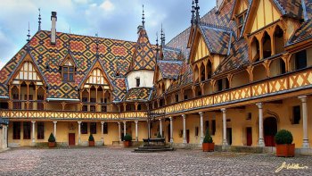 Les Hospices de Beaune, de style gothique flamboyant, possèdent de magnifiques
toitures en tuiles vernissées de Bourgogne.
Ils furent fondés au XIème siècle par Nicolas
Rolin.