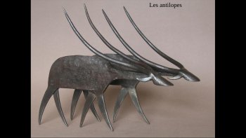  JEAN PIERRE AUGIER RÉCUPÈRE ET TRANSFORME DES VIEUX OUTILS ET OBJETS EN FER
POUR EN FAIRE DES ŒUVRES D'ART.