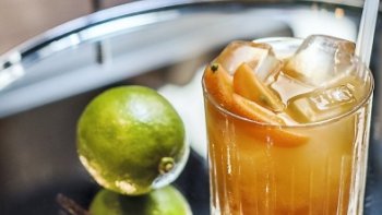 Ce cocktail il évoque le soleil, l'évasion et les fruits frais :  avec le Rhum, les meilleurs bartenders du moment, Vous offrent l'été sur un plateau.
