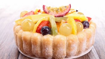 on peut utiliser des fruits frais surtout l'été : pelés ,coupés en lamelle et cuits une dizaine de minutes dans très peu d'eau sucrée, juste assez pour les recouvrir, mais pochés séparément bien sûr.