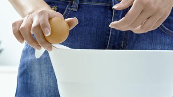 Le mascarpone mélanger à du chèvre, des baies rose,  des raisins et des pistaches, il métamorphose cette  " Simple  "  omelette.