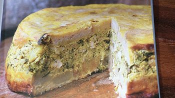 Recette du Moyen-Âge à base de pain rassis et du reste d'un poulet rôti. Le Gasteau à été photograpié devant un Chateau d'Époque : en Auvergne.