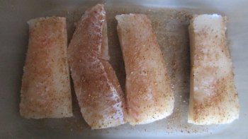 Ce mois-ci à l'abbaye Sainte-Claire de Cormontreuil, c'est Soeur Cécile qui vous propose sa recette. Pour le poisson à l'indienne, recette familiale apportée au Monastère, il faut éplucher quelques pommes fruits. « Saint François contemplait, par exemple à travers des pommes, la beauté du Créateur, présent dans chaque chose du créé ! ». Le poisson est placé dans le plat beurré, recouvert de tranches de gouda saupoudrées de curry, puis de quartiers de pommes. Le plat, arrosé de beurre fondu, rejoint le four. Au tour des pommes de terre, bien fermes, longuement cuites au four ; chacune sera farcie d'un écrasé de leur cœur, de crème fraîche, de sel et de muscade. Un plat simple et joyeux, comme la spiritualité de Claire et François...!