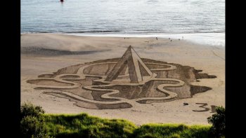 Il a  dessiné  sur la plage  de doux mirages sur le sable mouillé
un artiste et un râteau !  et voici le résultat ...