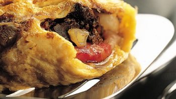 Dans sa savoureuse  Physiologie du goût, Brillat-Savarin (1755-1826) célébrait ainsi "l'omelette du curé" : ronde, ventrue et cuite à point. En présence d'une Dame, il y voyait même une "équation sensuelle". 