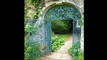 Romantiques, sécuritaires, fantaisistes, ouvragées,
ou rustiques, les portes de jardin nous accueillent, en cette journée "portes
ouvertes" sur les jardins.