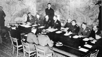 LE POÈME CI-APRÈS, ÉCRIT EN 1945
À DACHAU SERAIT ATTRIBUÉ À :
MARTIN NIEMÖLLER ???
Enregistré depuis longtemps dans
mes dossiers .... le 8 mai me
donne l'occasion de le présenter à ceux
qui ne le connaissent pas d'autant plus que
la situation mondiale est préoccupante ......