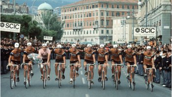 Le Tour de France cycliste fût crée en 1903, et au fil des années ils s'est développer et devenu un sport très populaire. ou l'on découvre la foule des bords de route passionnées de la bicyclette, prêt à braver les intempéries et à rester des heures sous le soleil de plomb en attendant le passage des coureurs, ainsi que de la caravane publicitaire. Tous ses cyclistes " Hors normes " reçoivent des encouragements , ils nous fonts découvrir  c'est beaux Village de France avec le but et l’espoir de ramener à Paris ce magnifique Maillot Jaune très convoitée.